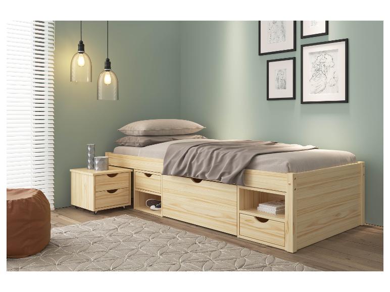 Bett mit Stauraum und Nachttisch in einem hellen Schlafzimmer.