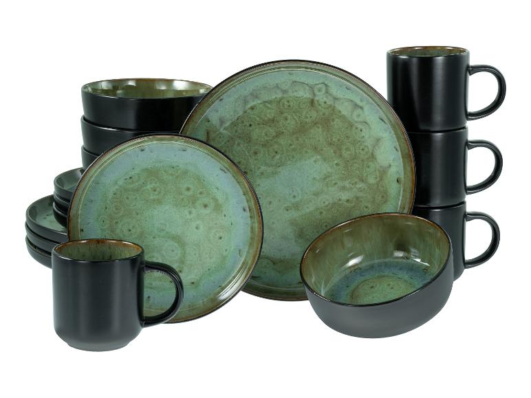 Ein Set mit grünen Keramiktellern, Schalen und Tassen.