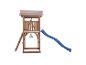 Hölzerner Spielturm mit blauer Rutsche und Schaukeln auf weißem Hintergrund