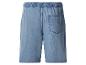 Hellblaue Jeans-Shorts mit elastischem Bund und einer Gesäßtasche.