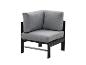 Modulares Ecksofa mit schwarzem Rahmen und grauen Kissen