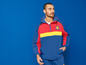 Mann in einer blauen Windjacke mit einem Lidl-Logo.