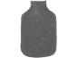 Graue Wärmflasche mit weichem Fleecebezug.