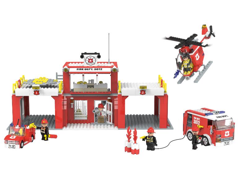 Spielzeugset mit Feuerwache, Hubschrauber, Feuerwehrautos und Feuerwehrmannfiguren.
