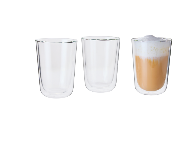 Drei doppelwandige Gläser, zwei leer und eines mit einem Latte Macchiato.