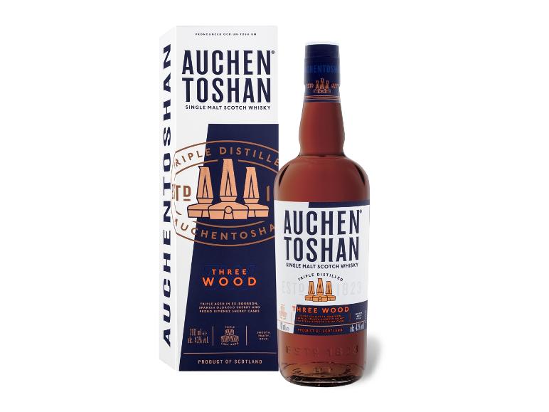 Whiskyflasche und -karton mit der Aufschrift „Single Malt Scotch Whisky Three Wood“.