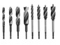 Ein Satz mit acht Bohrern für Holz, darunter Spiralbohrer.