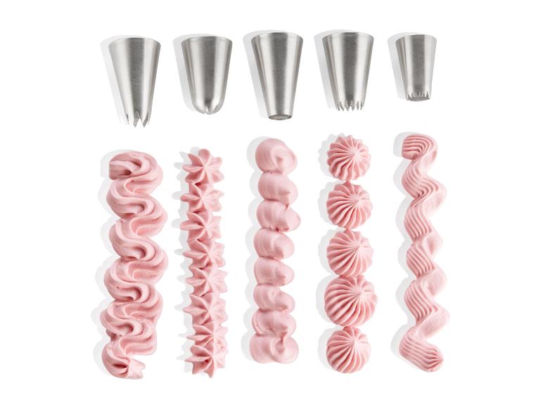 Rosa Sahne mit verschiedenen Spritztüllen zu verschiedenen Mustern dekoriert.