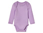 Ein lilafarbener Babybody mit langen Ärmeln.