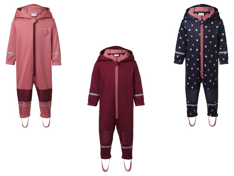 Drei Kinderoveralls: rosa mit Herzen, bordeauxrot und dunkelblau mit Herzen.