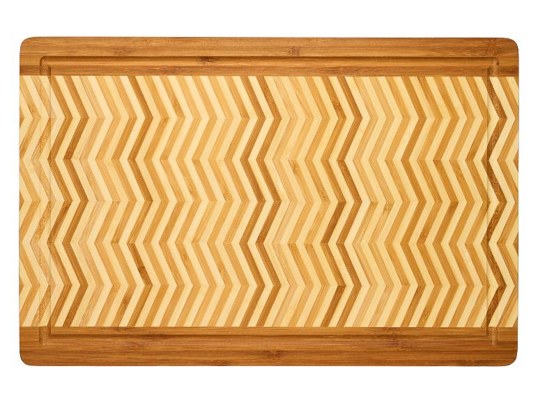 Bambusschneidebrett mit Zickzackmuster.