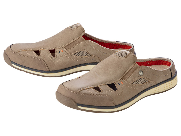 Zwei Paar braune Sandalen mit offenem Zeh.