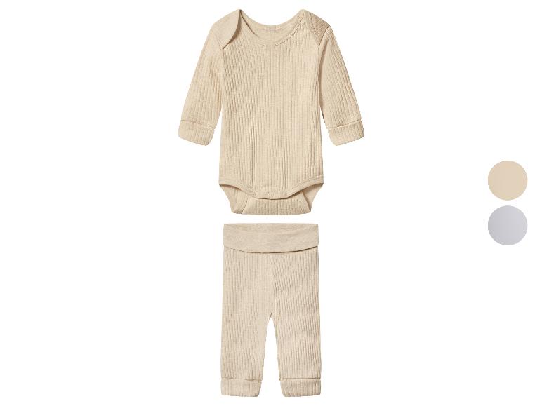 Gerippter Baby-Body und Hose in Beige und Grau.