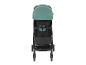 Kinderwagen in Türkis und Schwarz, mit Verdeck und Sicherheitsgurten.