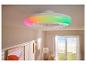 Deckenventilator mit farbigem LED-Licht in einem hellen Raum mit Fensterjalousien