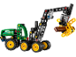 Grüner und schwarzer Spielzeugtraktor mit Kranarm und Greifer, auf schwarzem Hintergrund.