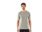 Mann in grauem Kurzarm-T-Shirt und schwarzen Shorts