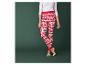 Eine Frau trägt rote Leggings mit Weihnachtsmotiv.