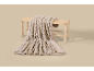 Beige, gerippte Kuscheldecke auf einer Holzbank