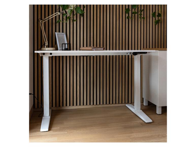 Weißer höhenverstellbarer Schreibtisch mit Holzlamellenwand und Pflanzen.