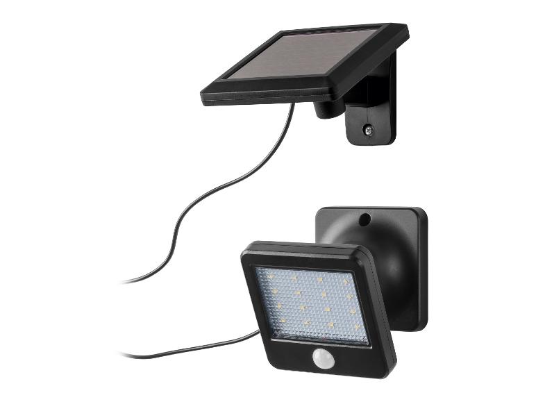 Solarbetriebener LED-Strahler mit Bewegungssensor und separatem Solarpanel.