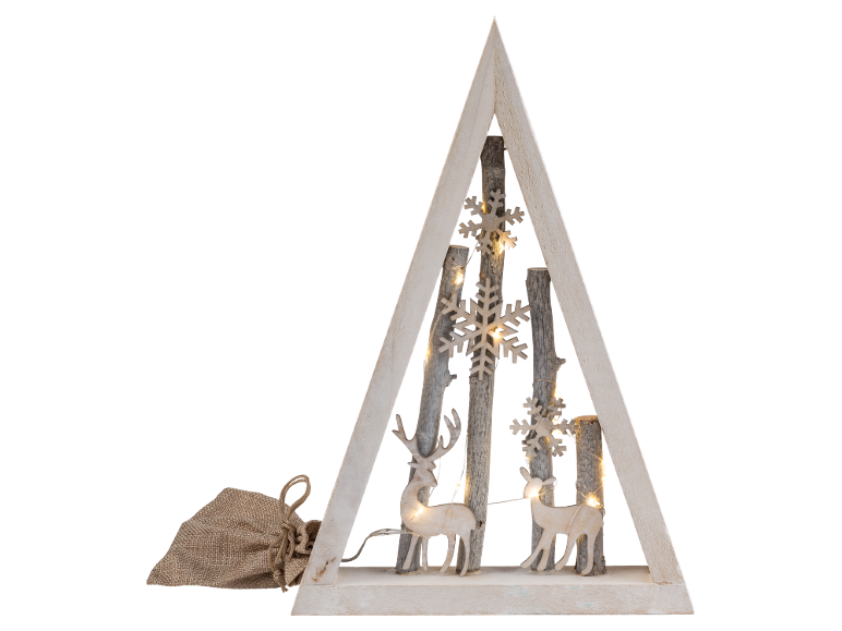 Hölzerne Weihnachtsbaumdekoration mit Rehen, Schneeflocken und Lichterkette.