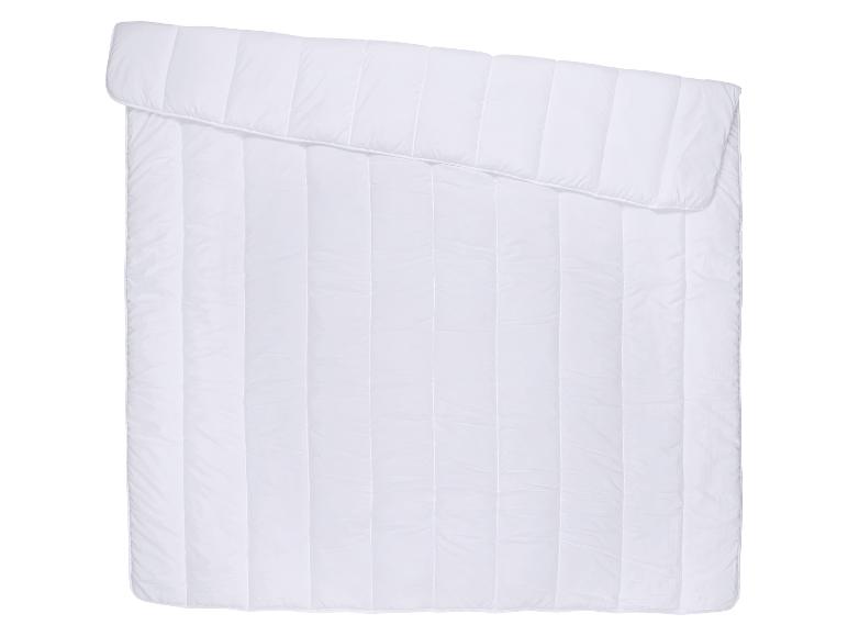 Weiße gesteppte Bettdecke mit vertikalen Nähten und umgeschlagenem Rand