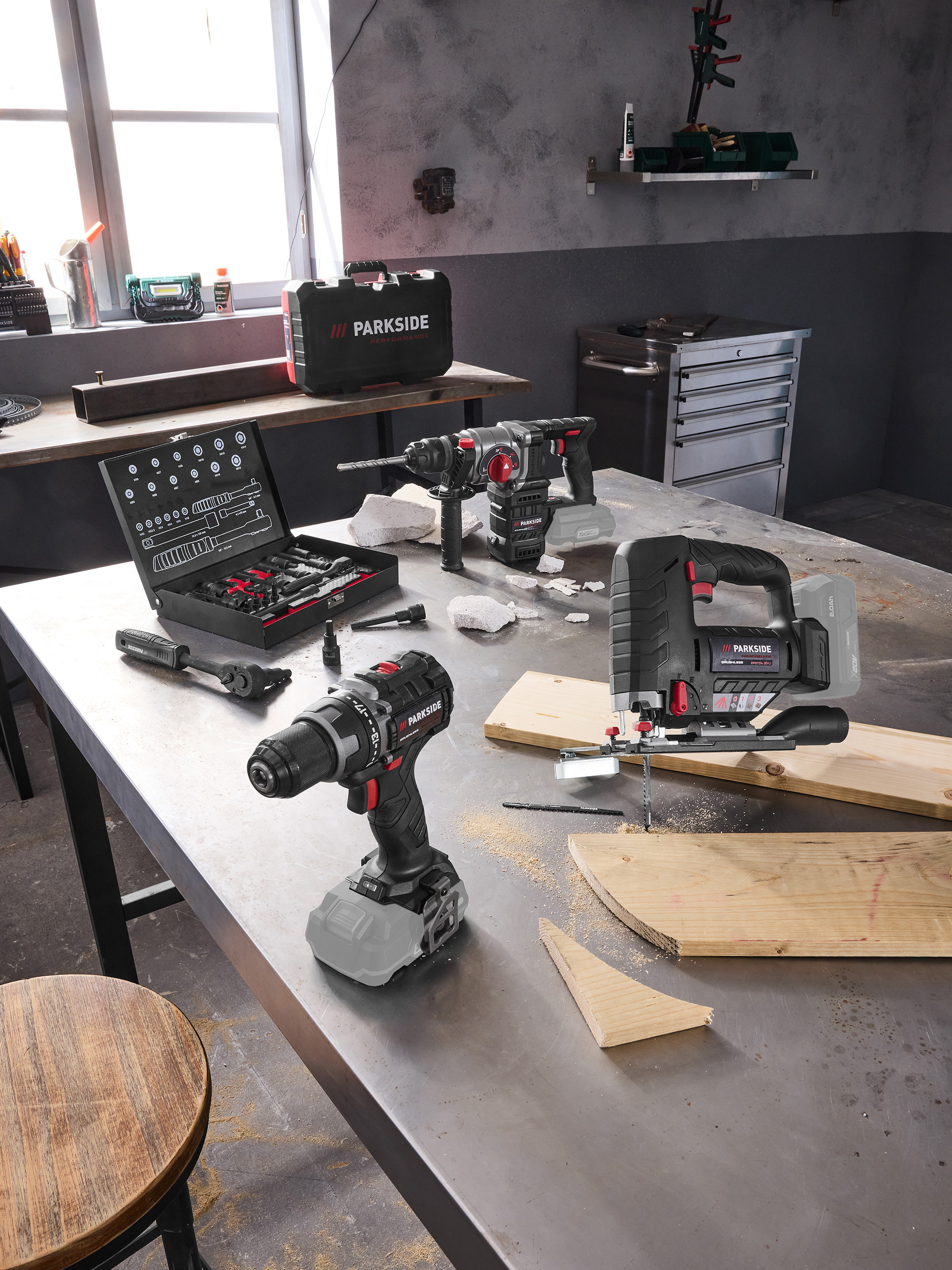 Akku-Elektrowerkzeuge und Steckschlüsselsatz in einer Werkstatt.