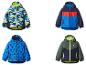 Vier Kinderjacken: eine mit Camouflage-Muster, eine rot-blaue, eine mit Dinosauriern und eine grün-marineblaue.
