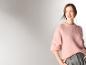 Lächelnde Frau im rosa ESMARA® Mohair-Mix-Pullover und grauer Hose.