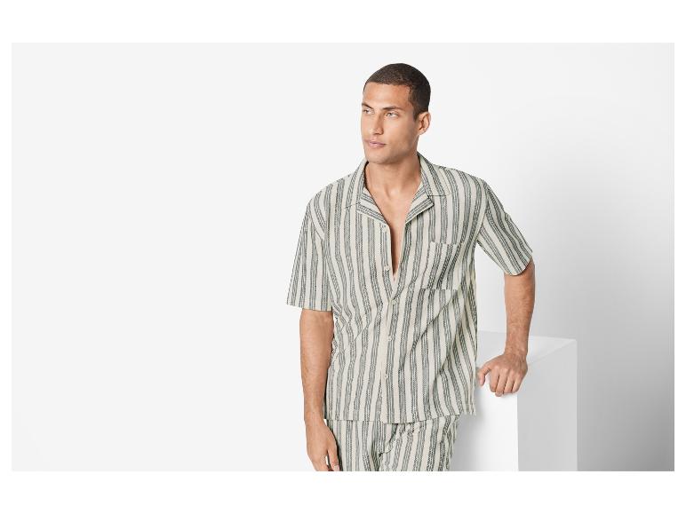 Gestreifter Herren-Pyjama, Hemd und Shorts.
