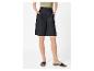 Damen-Bermudashorts in Schwarz mit hohem Bund, olivfarbenem T-Shirt und schwarzen Sandalen.