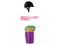Ein schwarzer Reithelm, eine rosafarbene Bürste und ein lila Mülleimer mit Gemüse