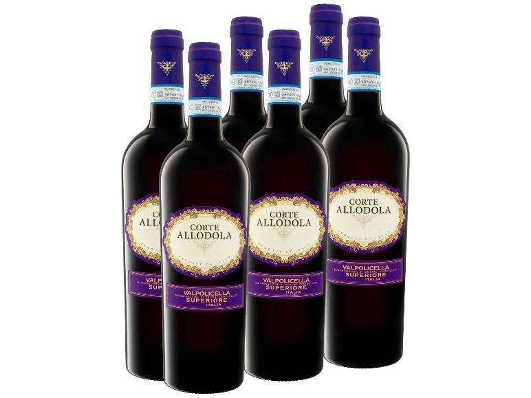 Sechs Flaschen Corte Allodola Valpolicella Superiore Rotwein mit lila Etiketten.