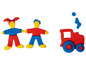 Zwei Knetfiguren und ein roter Traktor.