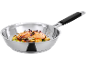 Edelstahlpfanne mit Lachs und Gemüse
