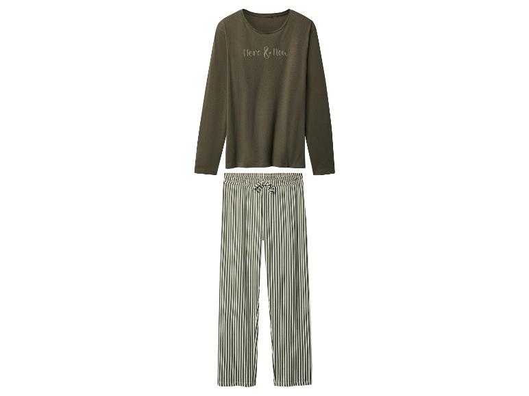 Grüner Pyjama mit Langarmshirt und gestreiften Hosen.