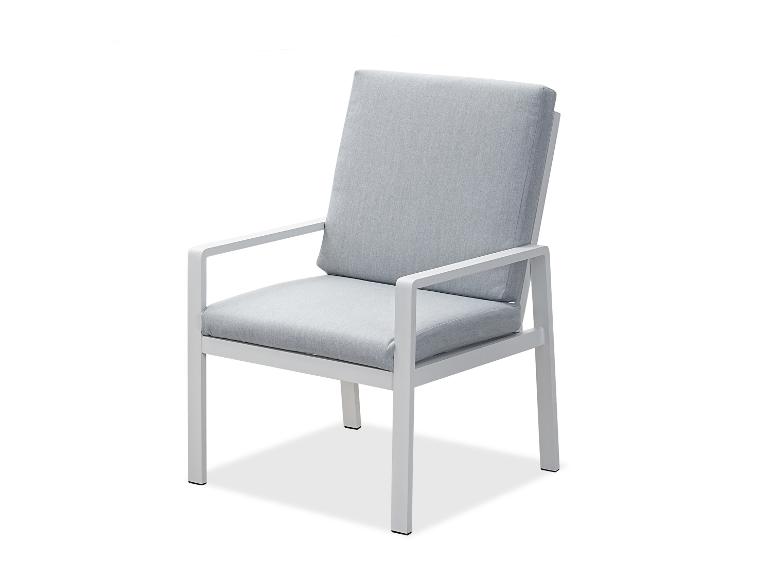 Hellgrauer Outdoor-Stuhl mit weißem Metallrahmen und Kissen