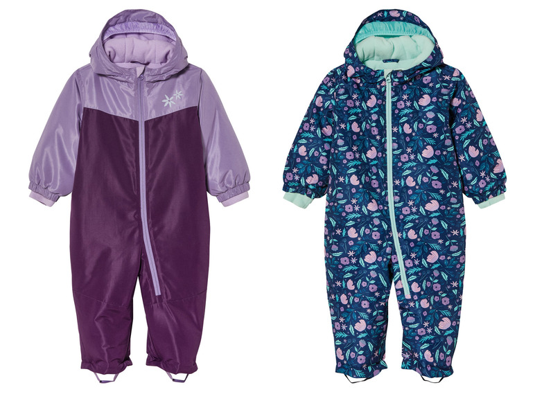 Zwei Kinder-Overalls, einer lila und einer mit Blumenmuster.