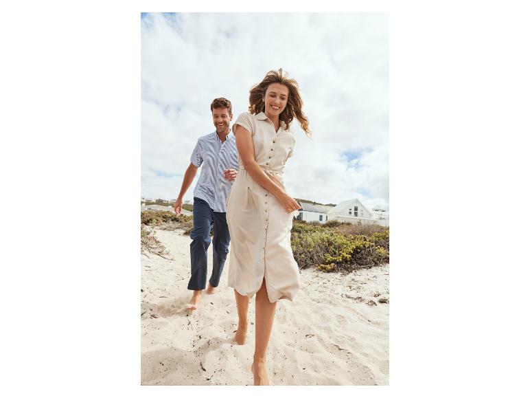 Kleider und Hemden am Strand: lässige Kleidung für Paare.