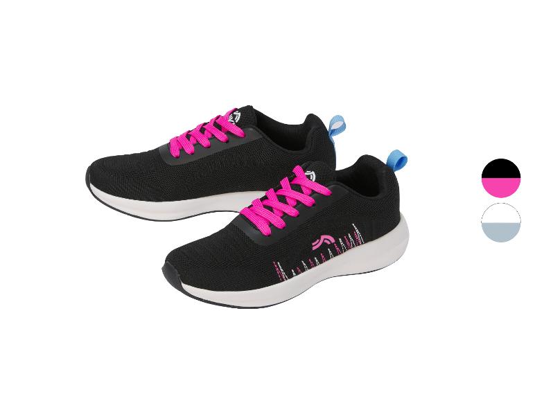 Schwarze Sportschuhe mit fuchsiafarbenen Schnürsenkeln und blauen Details