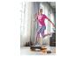 Frau in pinkem Sportshirt und schwarz-orangefarbener Stepbank beim Training