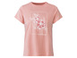 Rosa T-Shirt mit weißem Blumenmuster.