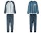 Zwei Sets Velour-Pyjamas, eines mit Raglanärmeln und das andere mit Bergmotiv.