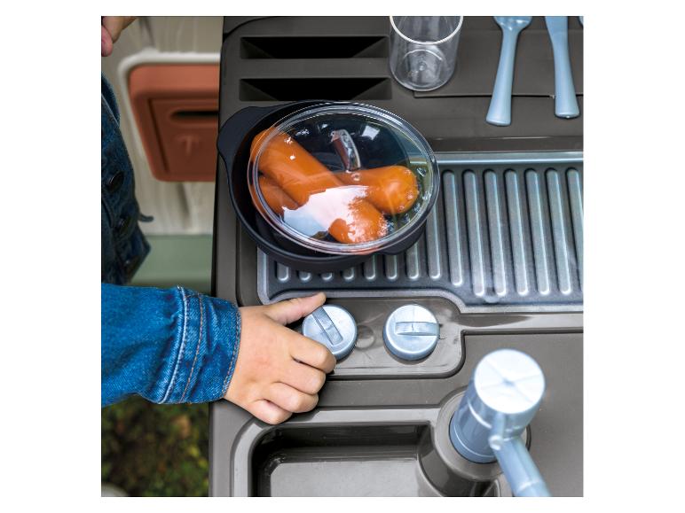 Spielküche mit Topf voller Würstchen und einer Hand, die einen Knopf dreht
