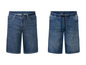 Zwei Paar blaue Denim-Shorts, eines mit Knöpfen und eines mit Gummizug.