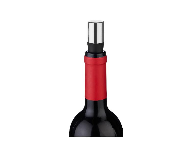 Eine Flasche Wein mit einem silbernen Stopfen.