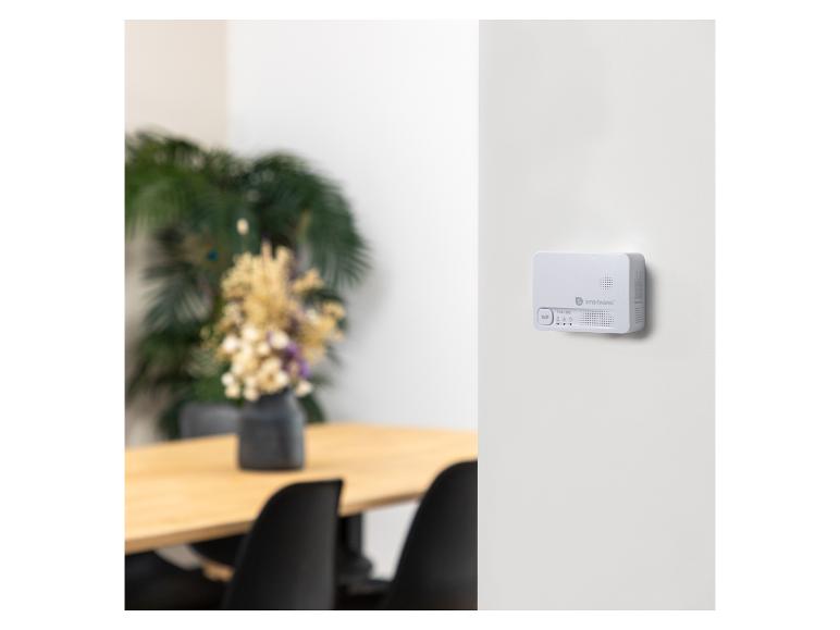 Ein weißes Smart-Home-Gerät an einer Wand in einem modernen Interieur.