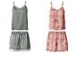 Satin-Camisole- und Shorts-Pyjama-Sets, eines grün mit Spitze und eines bedruckt.