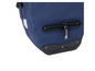 Eine blaue Fahrradtasche mit Befestigungssystem.